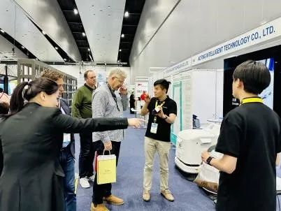 商用清洁机器人哈工澳汀首次海外展 斩获“创新卓越”大奖 无水清洁模式受国际清洁行业认可！(图3)