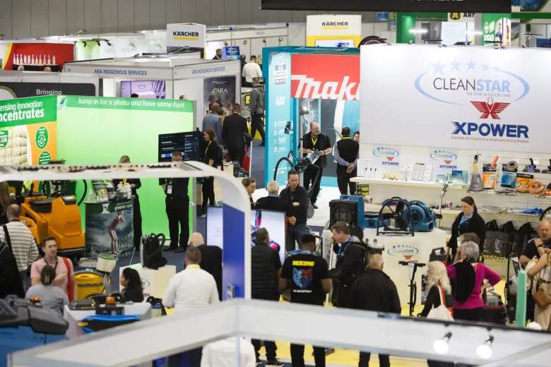 商用清洁机器人哈工澳汀首次海外展 斩获“创新卓越”大奖 无水清洁模式受国际清洁行业认可！(图2)