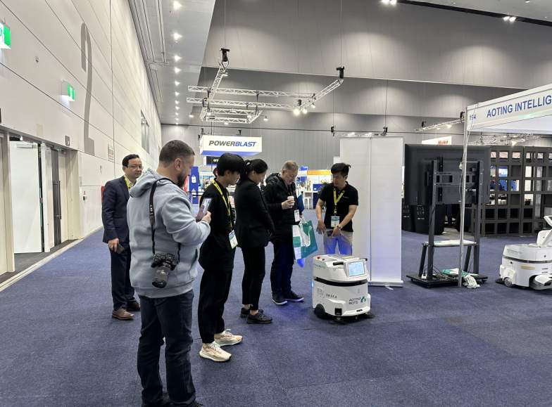 商用清洁机器人哈工澳汀首次海外展 斩获“创新卓越”大奖 无水清洁模式受国际清洁行业认可！(图9)