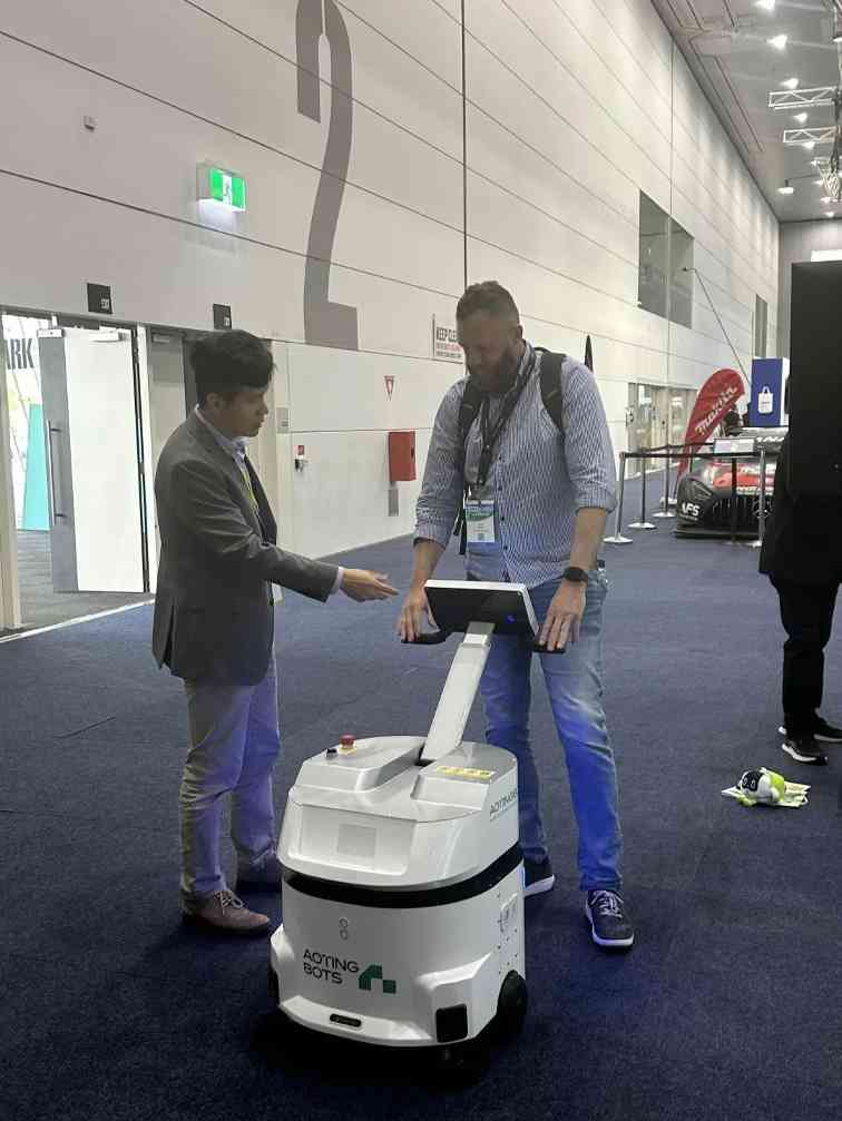 商用清洁机器人哈工澳汀首次海外展 斩获“创新卓越”大奖 无水清洁模式受国际清洁行业认可！(图14)