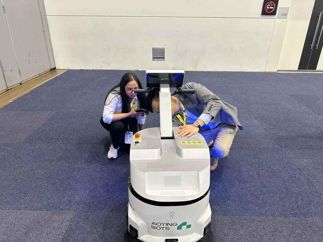 商用清洁机器人哈工澳汀首次海外展 斩获“创新卓越”大奖 无水清洁模式受国际清洁行业认可！(图15)