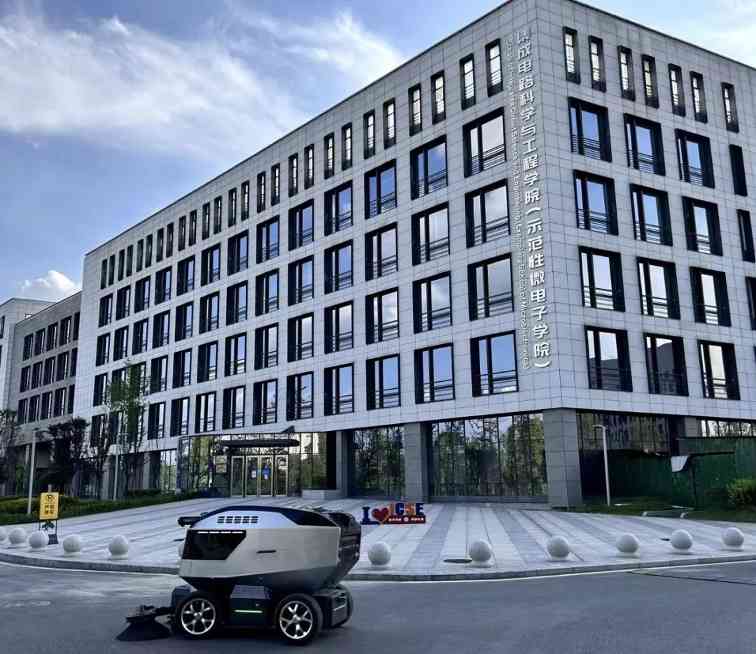 城服机器人SD15助力电子科大清扫保洁(图3)