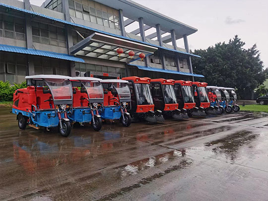 使用驾驶式电动扫地车 助力城市环卫!(图1)