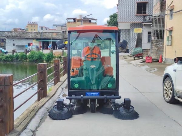 保洁好帮手——电动扫地车 一扫而净(图1) 保洁好帮手——电动扫地车 一扫而净(图1)