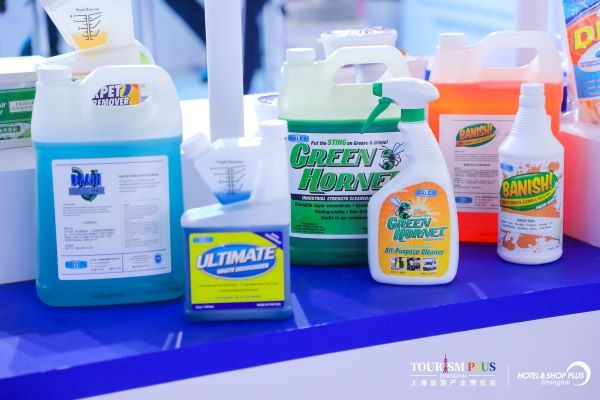 玻璃清洁剂可以当玻璃水用吗?玻璃水和玻璃清洁剂的区别(图1) 玻璃清洁剂可以当玻璃水用吗?玻璃水和玻璃清洁剂的区别